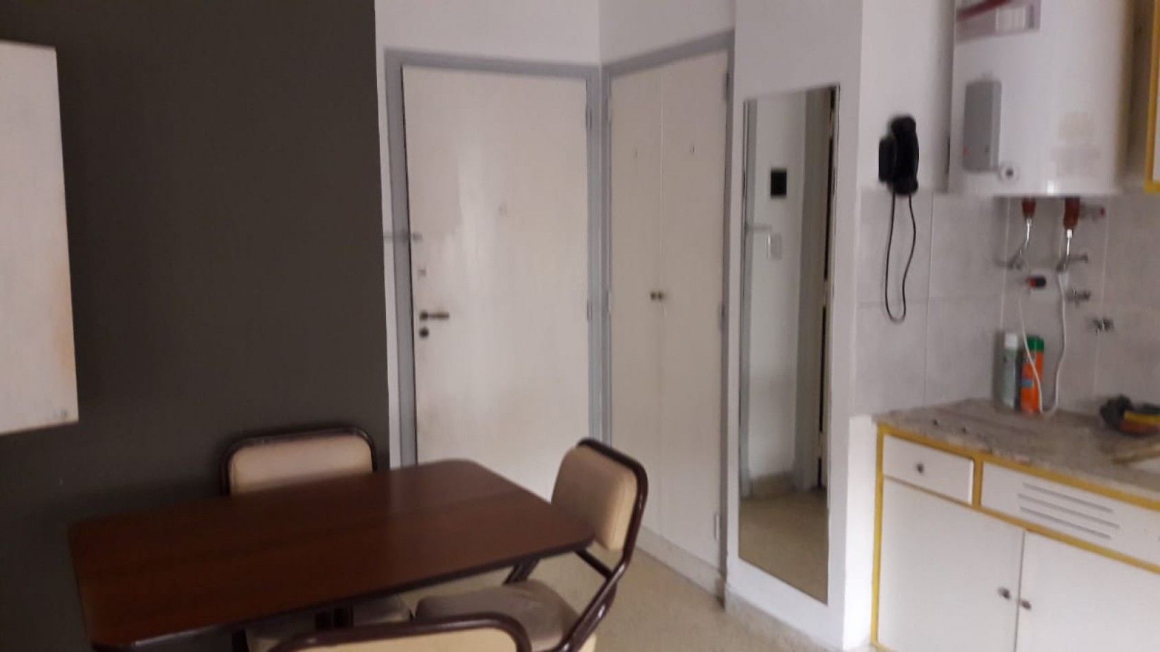 Venta Monoambiente contrafrente en el centro de Mar de Plata a 500 mts del mar. Todo amueblado.