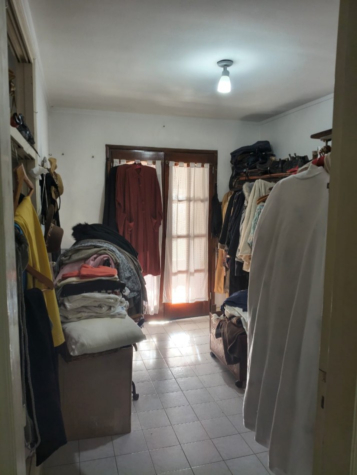 OPORTUNIDAD!!. CASA A LA VENTA 8 AMBIENTES . IDEAL PARA DESARROLLO DE INSTITUCIONES O VIVIENDA FAMILIAR..