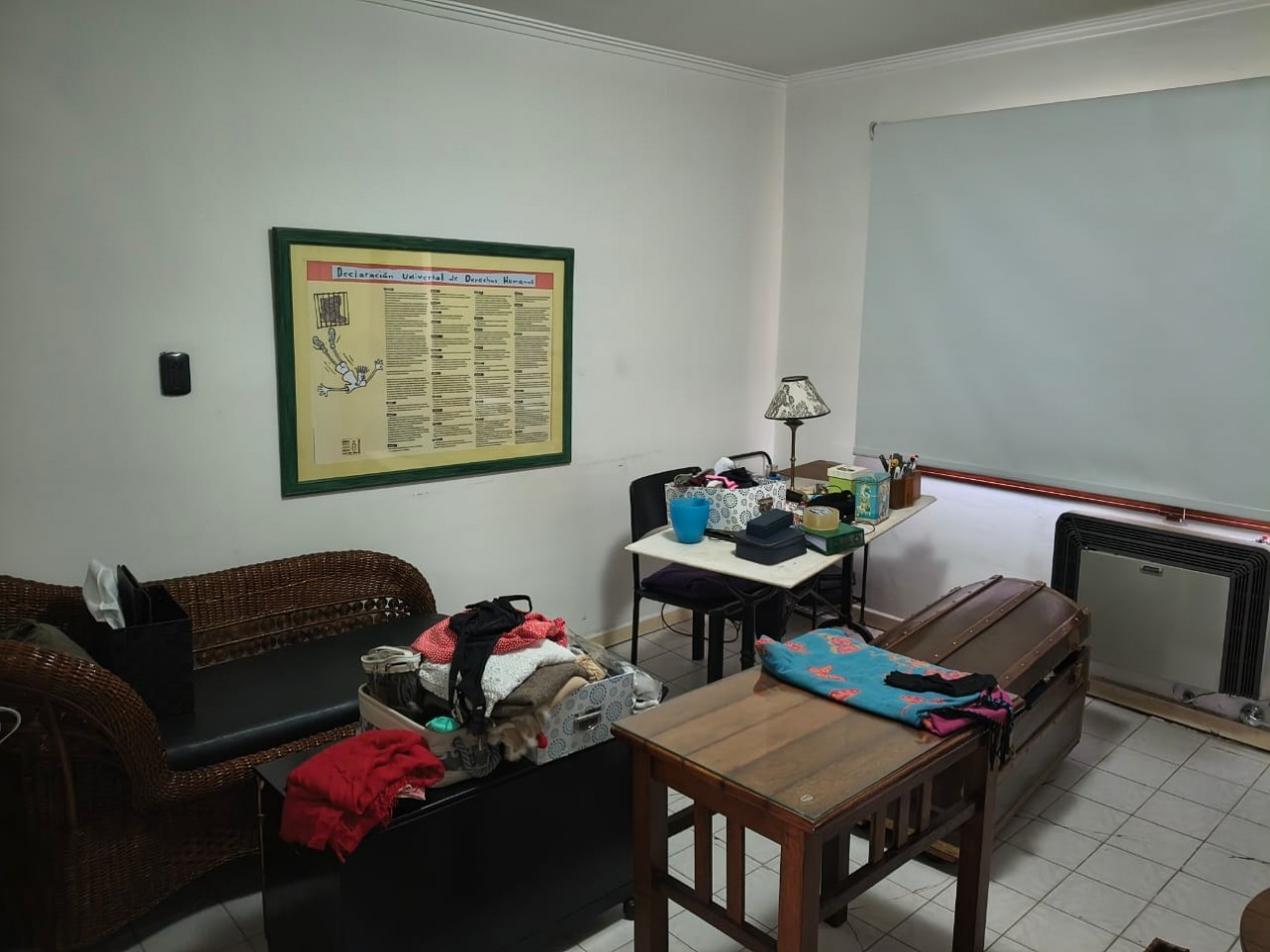 OPORTUNIDAD!!. CASA A LA VENTA 8 AMBIENTES . IDEAL PARA DESARROLLO DE INSTITUCIONES O VIVIENDA FAMILIAR..