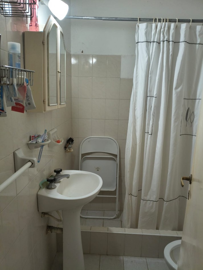 OPORTUNIDAD!!. CASA A LA VENTA 8 AMBIENTES . IDEAL PARA DESARROLLO DE INSTITUCIONES O VIVIENDA FAMILIAR..