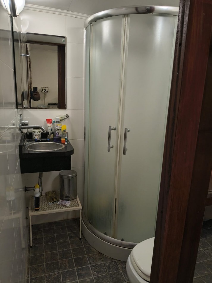 OPORTUNIDAD!!. CASA A LA VENTA 8 AMBIENTES . IDEAL PARA DESARROLLO DE INSTITUCIONES O VIVIENDA FAMILIAR..