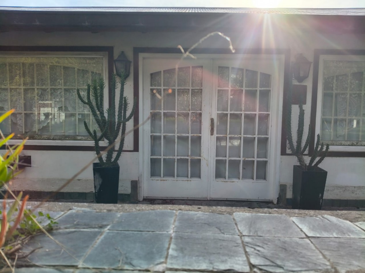 OPORTUNIDAD!!. CASA A LA VENTA 8 AMBIENTES . IDEAL PARA DESARROLLO DE INSTITUCIONES O VIVIENDA FAMILIAR..
