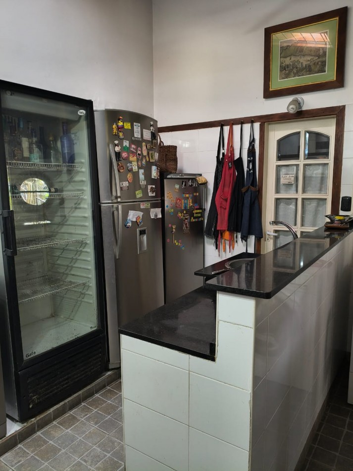 OPORTUNIDAD!!. CASA A LA VENTA 8 AMBIENTES . IDEAL PARA DESARROLLO DE INSTITUCIONES O VIVIENDA FAMILIAR..