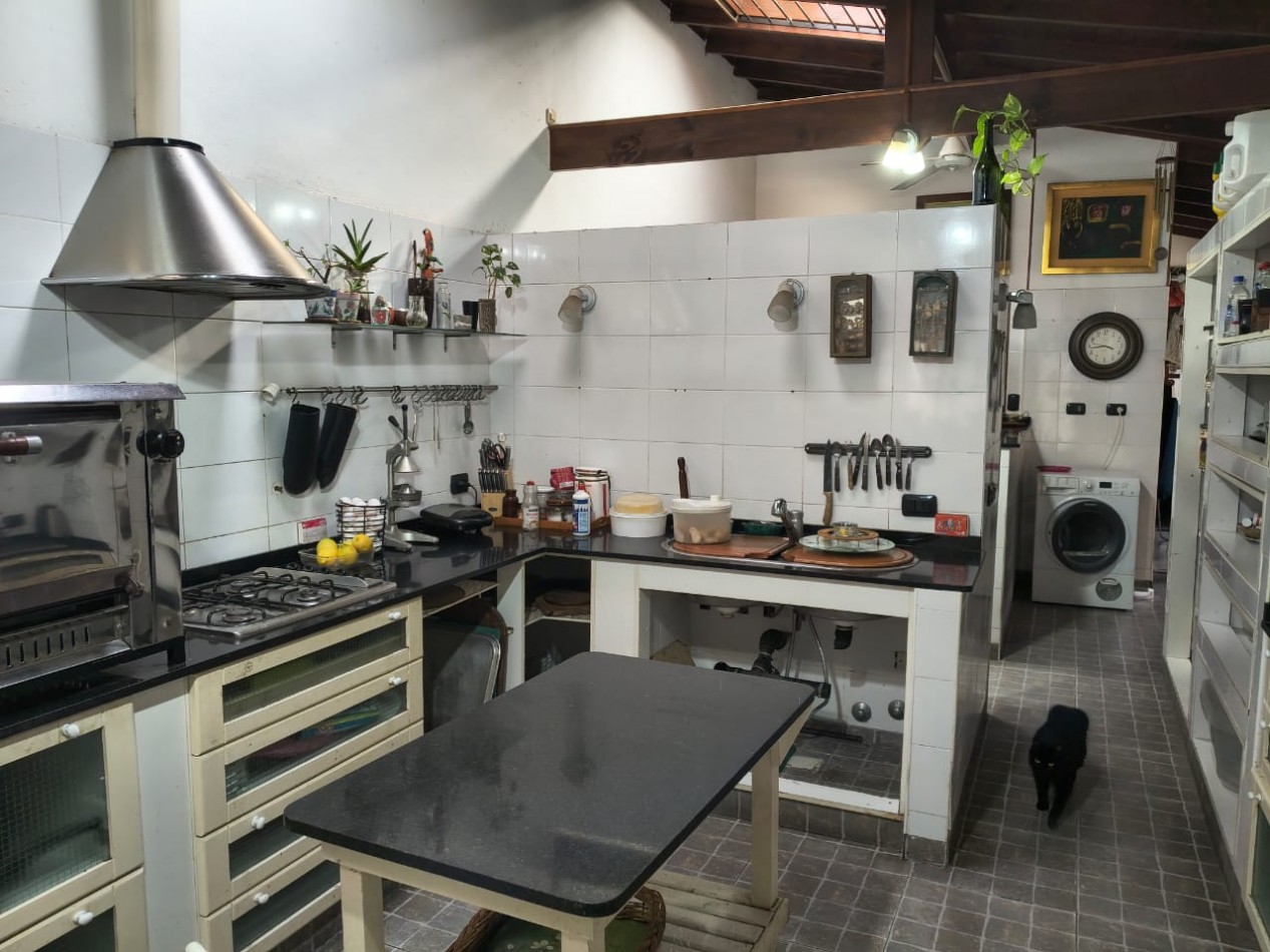 OPORTUNIDAD!!. CASA A LA VENTA 8 AMBIENTES . IDEAL PARA DESARROLLO DE INSTITUCIONES O VIVIENDA FAMILIAR..