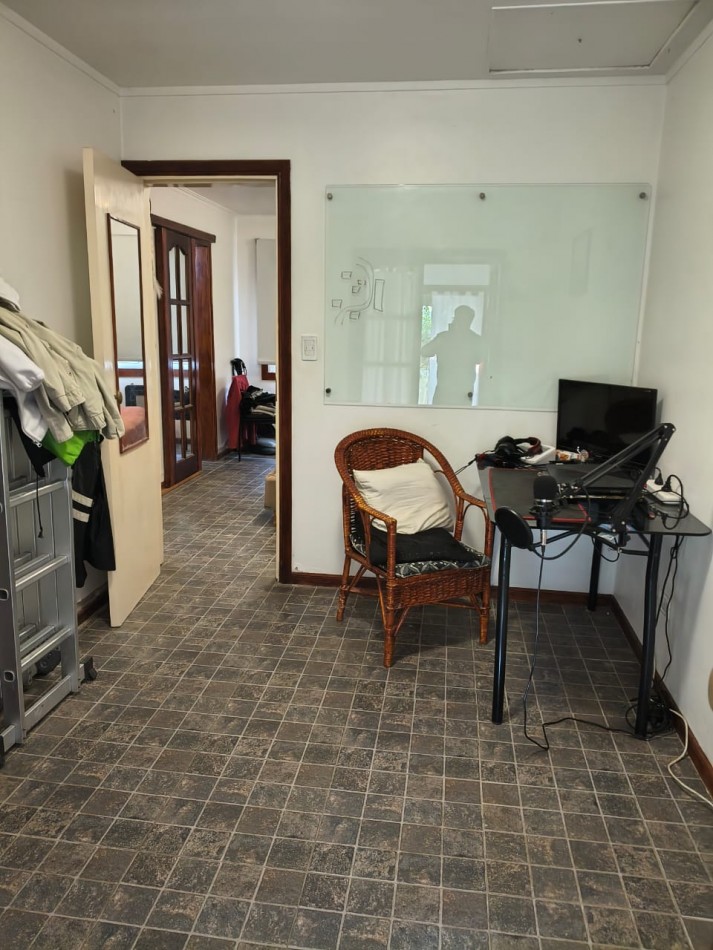 OPORTUNIDAD!!. CASA A LA VENTA 8 AMBIENTES . IDEAL PARA DESARROLLO DE INSTITUCIONES O VIVIENDA FAMILIAR..