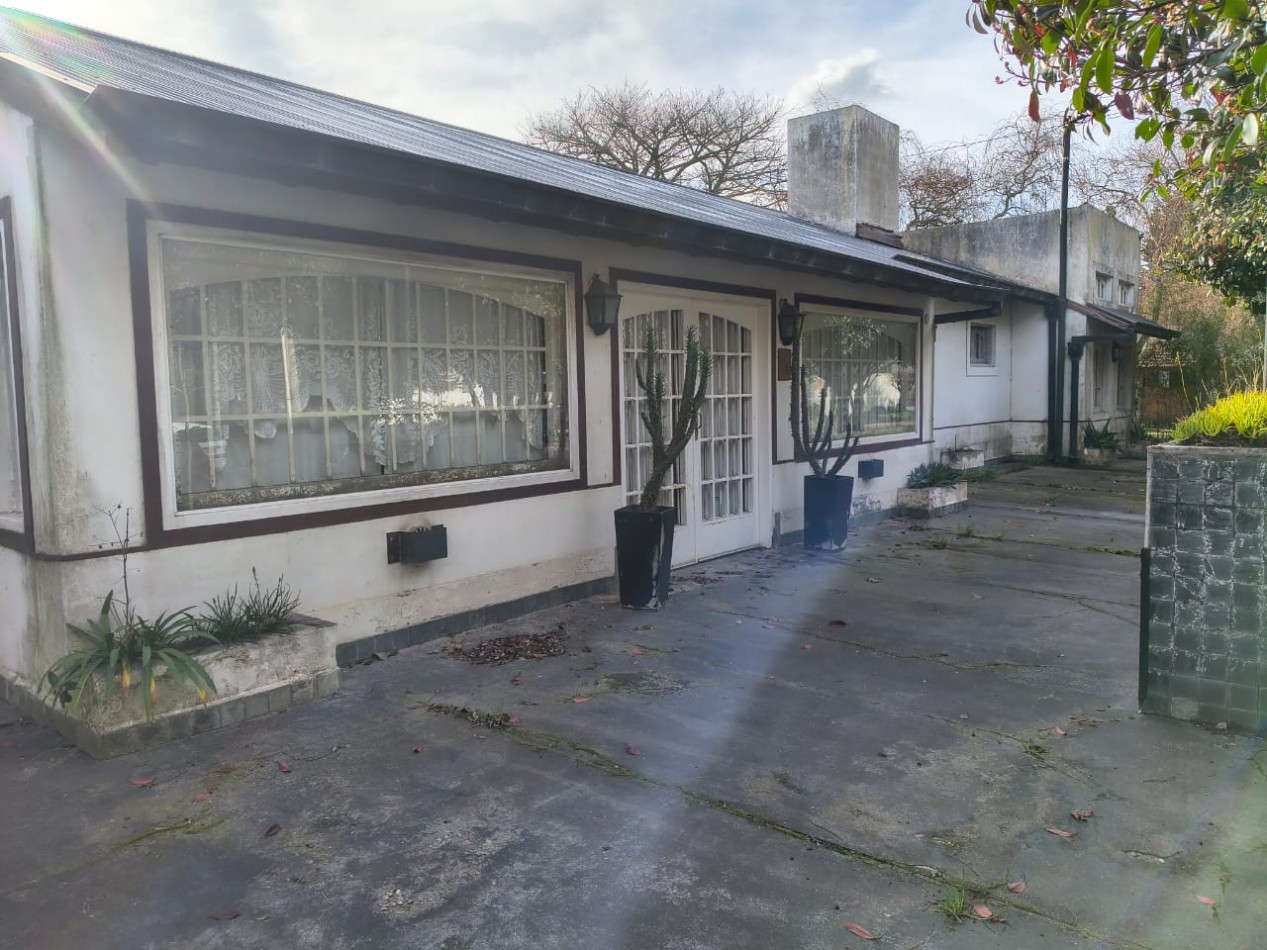 OPORTUNIDAD!!. CASA A LA VENTA 8 AMBIENTES . IDEAL PARA DESARROLLO DE INSTITUCIONES O VIVIENDA FAMILIAR..