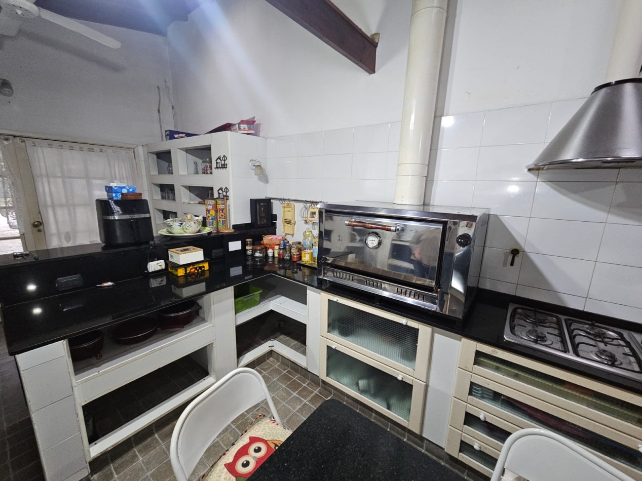 OPORTUNIDAD!!. CASA A LA VENTA 8 AMBIENTES . IDEAL PARA DESARROLLO DE INSTITUCIONES O VIVIENDA FAMILIAR..