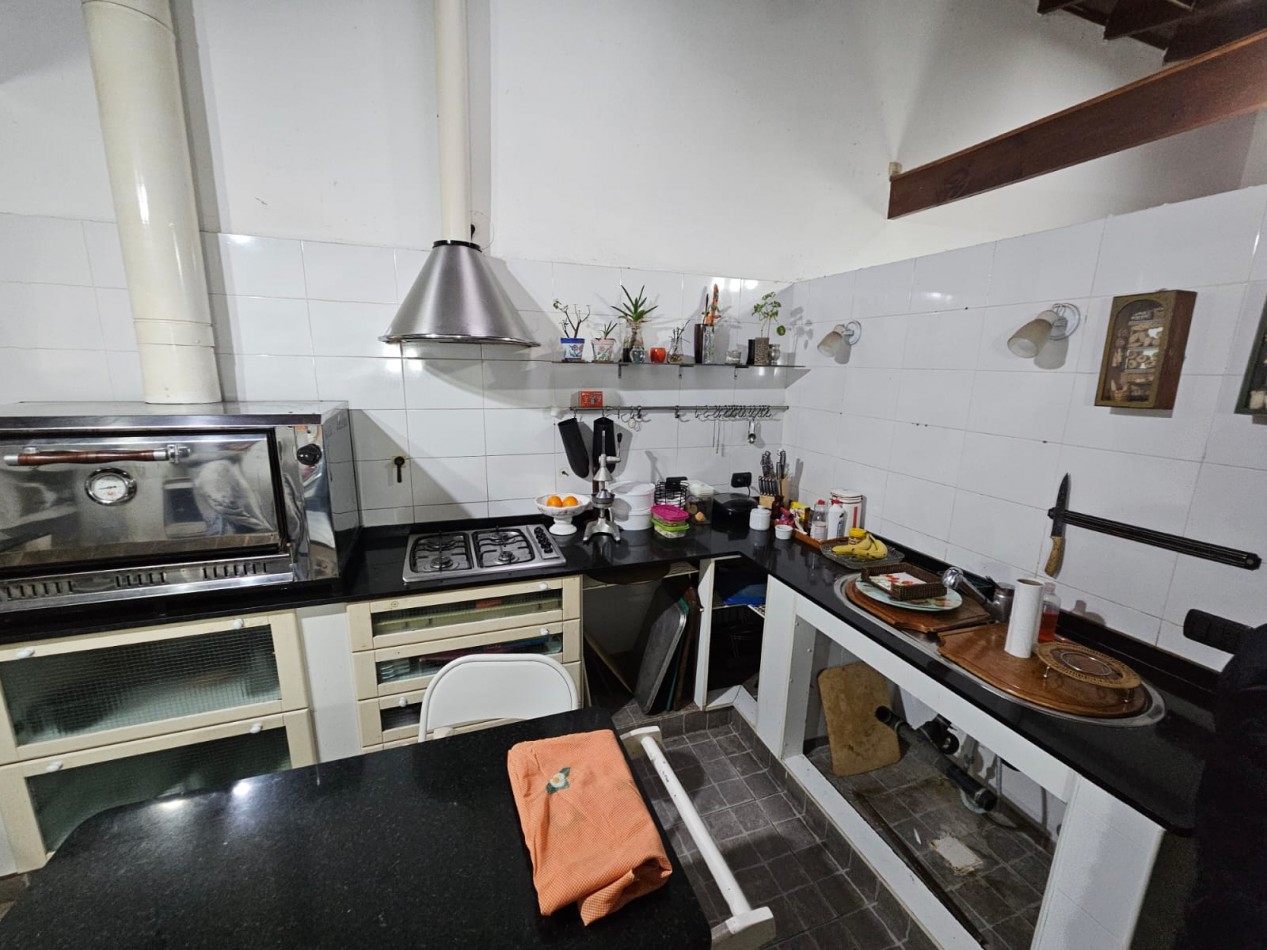 OPORTUNIDAD!!. CASA A LA VENTA 8 AMBIENTES . IDEAL PARA DESARROLLO DE INSTITUCIONES O VIVIENDA FAMILIAR..