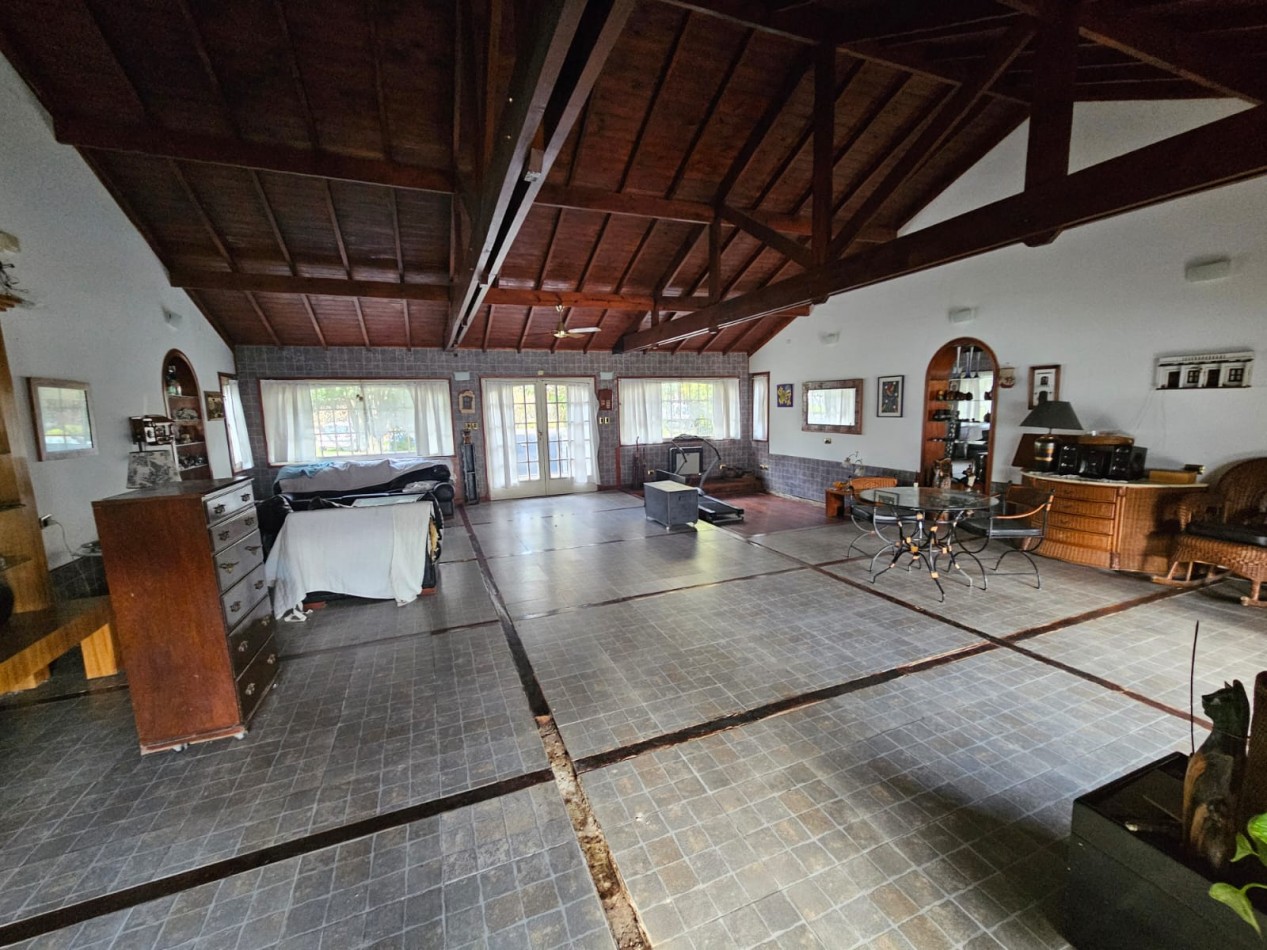 OPORTUNIDAD!!. CASA A LA VENTA 8 AMBIENTES . IDEAL PARA DESARROLLO DE INSTITUCIONES O VIVIENDA FAMILIAR..