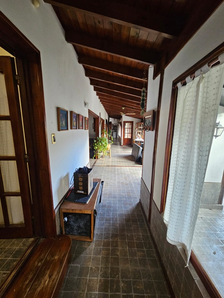 OPORTUNIDAD!!. CASA A LA VENTA 8 AMBIENTES . IDEAL PARA DESARROLLO DE INSTITUCIONES O VIVIENDA FAMILIAR..