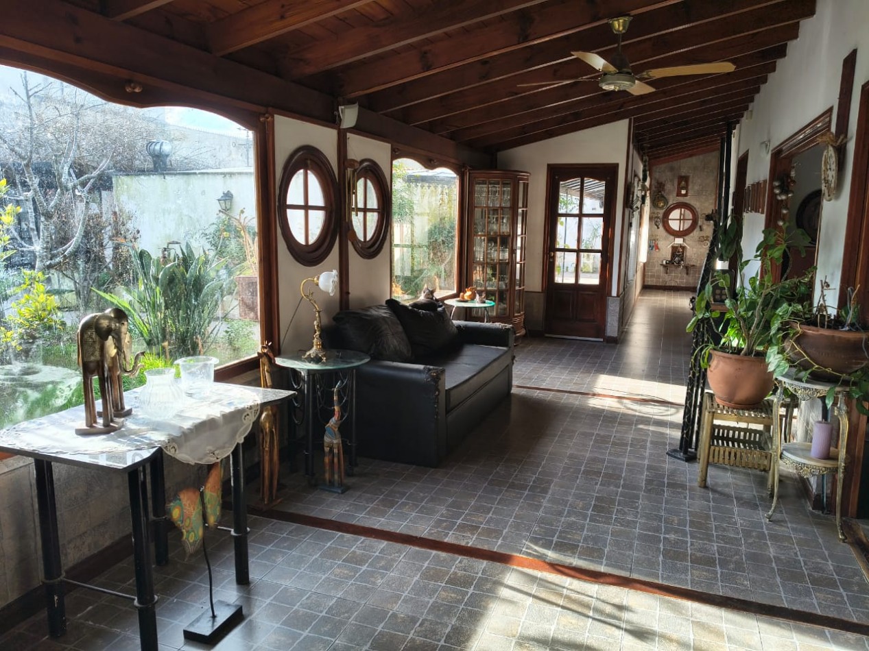 OPORTUNIDAD!!. CASA A LA VENTA 8 AMBIENTES . IDEAL PARA DESARROLLO DE INSTITUCIONES O VIVIENDA FAMILIAR..