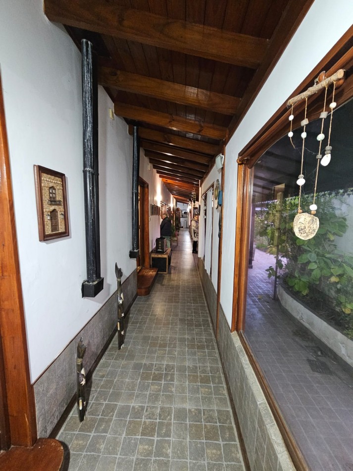 OPORTUNIDAD!!. CASA A LA VENTA 8 AMBIENTES . IDEAL PARA DESARROLLO DE INSTITUCIONES O VIVIENDA FAMILIAR..
