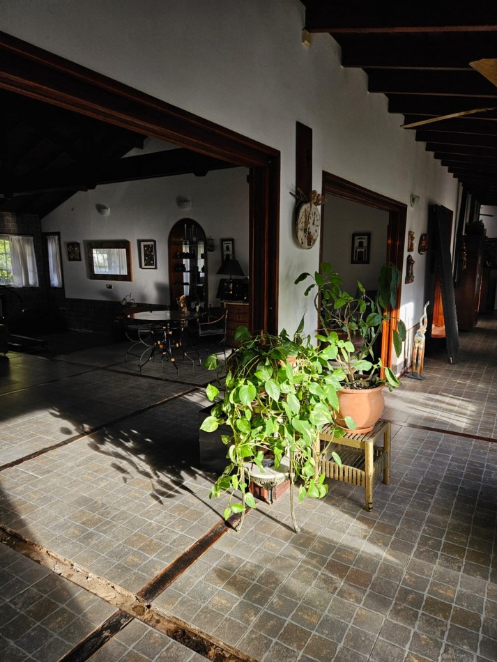 OPORTUNIDAD!!. CASA A LA VENTA 8 AMBIENTES . IDEAL PARA DESARROLLO DE INSTITUCIONES O VIVIENDA FAMILIAR..