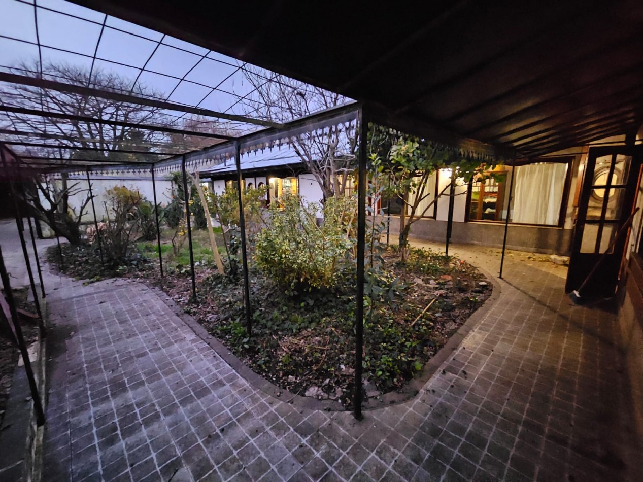 OPORTUNIDAD!!. CASA A LA VENTA 8 AMBIENTES . IDEAL PARA DESARROLLO DE INSTITUCIONES O VIVIENDA FAMILIAR..