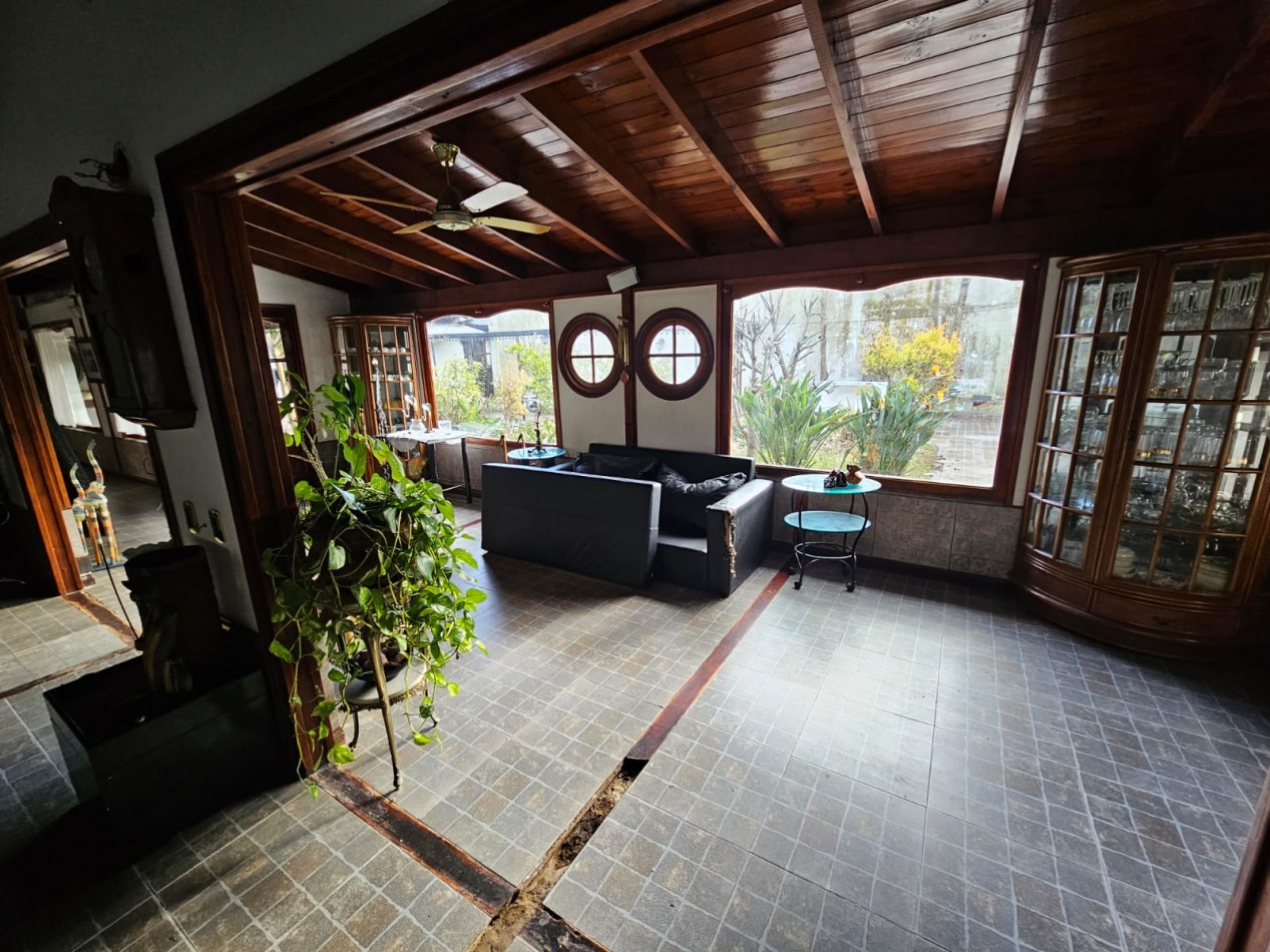 OPORTUNIDAD!!. CASA A LA VENTA 8 AMBIENTES . IDEAL PARA DESARROLLO DE INSTITUCIONES O VIVIENDA FAMILIAR..