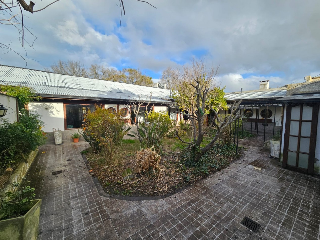 OPORTUNIDAD!!. CASA A LA VENTA 8 AMBIENTES . IDEAL PARA DESARROLLO DE INSTITUCIONES O VIVIENDA FAMILIAR..