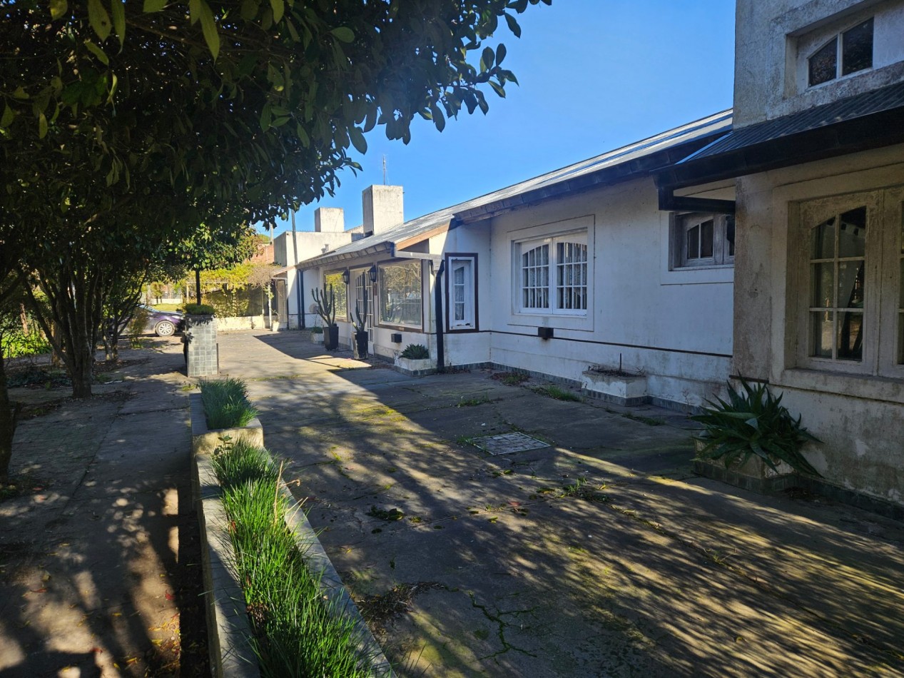 OPORTUNIDAD!!. CASA A LA VENTA 8 AMBIENTES . IDEAL PARA DESARROLLO DE INSTITUCIONES O VIVIENDA FAMILIAR..