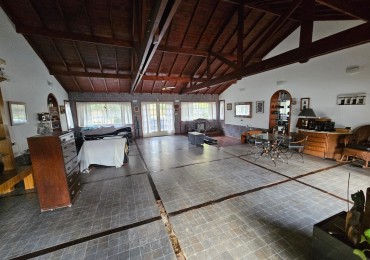 OPORTUNIDAD!!. CASA A LA VENTA 8 AMBIENTES . IDEAL PARA DESARROLLO DE INSTITUCIONES O VIVIENDA FAMILIAR..